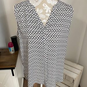 Nydj lightweight black and white patterned tank